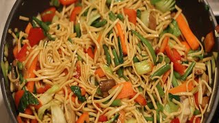 Einfaches Rezept  Gebratene Nudeln aus dem Wok [upl. by Yalc]