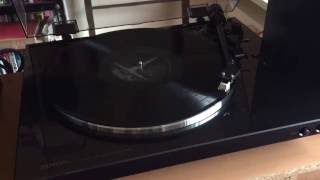 デノンDP300Fレコードプレイヤーのフルオート機能 The DENON DP 300F Turntable  an Automatic [upl. by Brion984]