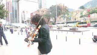 Una pieza al aire libre del violinista Ara Malikian [upl. by Asli]