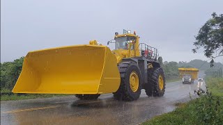 DETIK  DETIK MOBILISASI TRUK TAMBANG DAN WHEEL LOADER DIGUYUR HUJAN DERAS [upl. by Naima856]