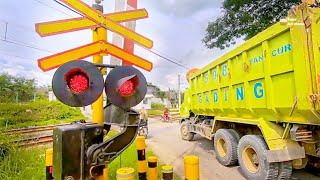 palang pintu manual perlintasan kereta api krl maja amp Tenjo  commuter line  level crossing [upl. by Reube]