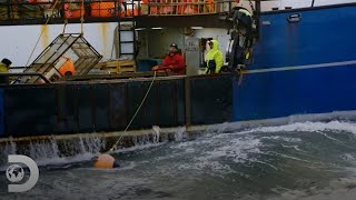 Un miembro de un barco pesquero sufre un golpe en altamar  Pesca Mortal  Discovery Latinoamérica [upl. by Kennie]