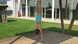 Verticale handstand Ginnastica artistica allenamento al parco artistic gymnastics training [upl. by O'Dell581]