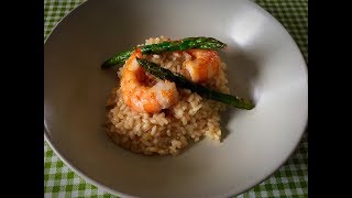 Risotto con langostinos y espárragos verdes [upl. by Eirameinna]