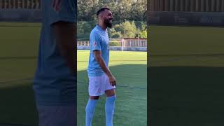 El futbolista Borja Iglesias rompe a llorar al ver a su abuela en su presentación con el Celta [upl. by Dlopoel]