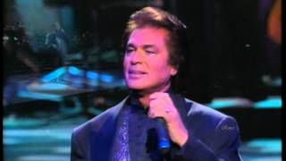 Engelbert Humperdinck  quotLove Is A Many Splendored Thingquot Live [upl. by Odnavres]