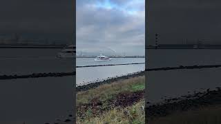 Mooie boot vaart de waterweg richting zee hoekvanholland beach [upl. by Pitt]