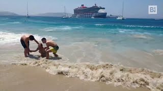 Mykonos onde altissime a causa di un traghetto turisti travolti in spiaggia due feriti [upl. by Atoel]