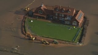 Floods in Somerset Island house as owner builds makeshift flood barricade [upl. by Iznyl]