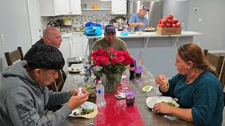 Unos tacos de lengua de res estamos Disfrutando Con mis Compadres de california [upl. by Yenitsed]