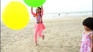 LIBURAN SERU 💖 Jessica Jenica Mainan Super Balon Di Pantai  Buka Kinder Joy dapat Hadiah Lucu [upl. by Acilgna66]