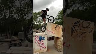 Subiendo piedras…🤪💪🏻💪🏻 bike bikeshorts biketrial bikevideos talentkids trial [upl. by Anihsat]