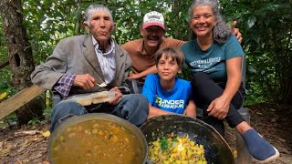 Cocinando un sancocho de habichuelas con bacalao para el viejo Lolo en un campo de Jarabacoa [upl. by Lawlor]