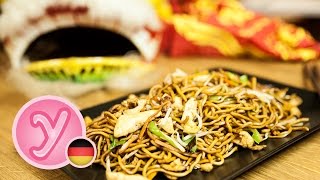 chinesisch GEBRATENE NUDELN wie beim Asiaten  Imbiss mit Hühnchen Ei Gemüse vegetarisch möglich [upl. by Rowen543]