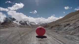 Tobi van Deisner steigt in Tadschikistan in einen Ballon [upl. by Adnoved835]