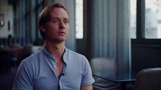 DIE GOLDFISCHE  Tom Schilling über die Art des Filmes  Ab 22319 im Kino [upl. by Arreis714]