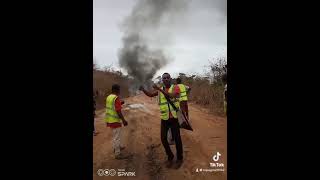 Un grumier qui prend feu sur la route insolite Gabon exploitation bois [upl. by Gustave46]