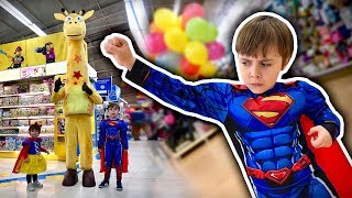 CARNAVAL NA LOJA DE BRINQUEDOS TOYS R US Superman e Branca de Neve [upl. by Yale]