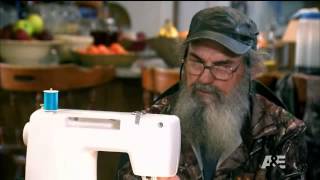 Duck Dynasty Si Saws Apron S01 E12 [upl. by Enilreug]