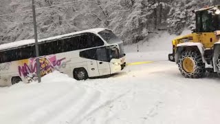 Pullman turistico in valle di Zoldo trainato sui tornanti innevati [upl. by Dualc]