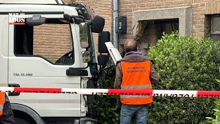 VRACHTWAGEN RIJDT TEGEN WONING IN KLOKBEKERSTRAAT [upl. by Eizus187]