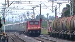 12621 TAMILNADU  TN EXPRESS crosses RAPTISAGAR  SR KING INDIAN RAILWAYS [upl. by Leiuqeze]