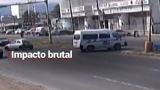 FUERTE IMPACTO  Una unidad de transporte público chocó con un camión de carga en Tulancingo [upl. by Mateo]