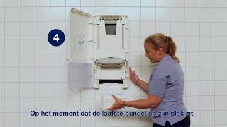 Vullen van een lege Tork PeakServe® Handdoek Dispenser met Tork PeakServe® Continue Handdoeken H5 [upl. by Cutlor]