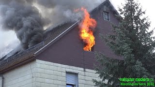 FEUER IM DACHSTUHL ZÜNDET DURCH  Flammen schlagen aus Gebäude  Großbrand [upl. by Berneta]