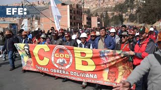 Sectores sociales afines a Arce rodean el Legislativo boliviano para exigir aprobación de créditos [upl. by Harts542]