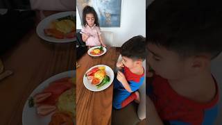 KIMA Y JUANITO COMIENDO SALUDABLE🥰🥕🥦kim shorts tendencias parati [upl. by Ahsauqal]