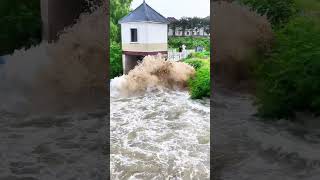 The tide in the creek was so strong that even the fishermen were panicking The tidal surge in t [upl. by Roze]