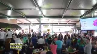 Banda El Recodo Sorprende A La Gente En Un Restaurante 2014 [upl. by Lednam]