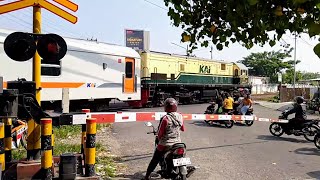 PALANG PINTU PERLINTASAN KERETA API JL EMPU TANTULAR SEMARANG  KA AMBARAWA EKSPRES LOKO VINTAGE [upl. by Naleek]