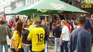 Arsenal Fans machen Stimmung in der Stadt [upl. by Enieledam]