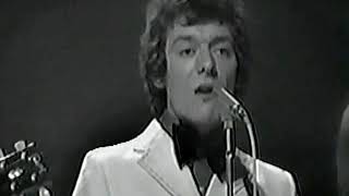 THE HOLLIES1969 LIVE VIDEO CLIP quotSTEWBALLquotLYRICS [upl. by Hillery]