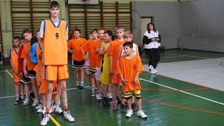 Giocatore di Basket di 14 anni  è alto 222 mt  il doppio dei suoi amici [upl. by Pirozzo]