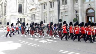 Défilé militaire Royal Angleterre Scotland The Brave  Celtic Bagpipes [upl. by Suidualc]