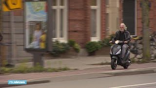 Snorscooters verplicht op de rijbaan Ik word aangeschoten wild  RTL NIEUWS [upl. by Omari]