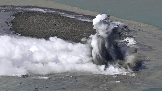 Dalleruzione di un vulcano sottomarino nasce una nuova isola in Giappone [upl. by Ekal]