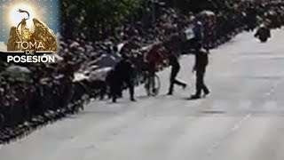 Derriban a ciclista que siguió a López Obrador a Palacio Nacional [upl. by Pogue223]