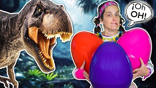 BROMA con HUEVOS GIGANTES de DINOSAURIO 🦖 BUSCANDO HUEVOS SORPRESA de PASCUA [upl. by Attennek35]