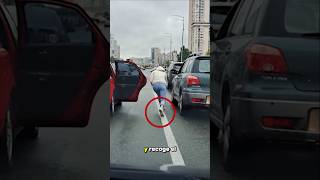 ¡Hombre tirando basura por la ventana del coche en el tráfico [upl. by Macegan204]