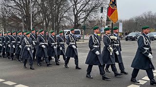 Regimentsgruß Marsch Ausmarsch Wachbataillon BMVgStabsmusikkorps Bundeswehr Schloss Bellevue [upl. by Yvi]