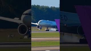 United B777 Afternoon Touchdown at Runway 19C  San Diego  Dulles UA1873 b777200er boeing [upl. by Fidelity]