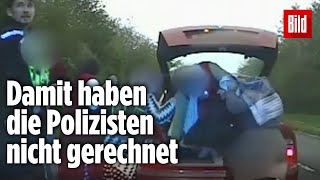 Bei Polizeikontrolle Neun Menschen steigen aus einem Kleinwagen [upl. by Sydney]