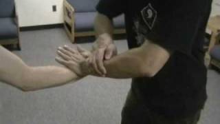 Kung Fu Selfdefense Opposite Side Wrist Grab Release [upl. by Lowrie]