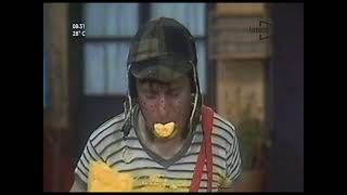 Clip El Chavo del 8  El Chavo lame la brocha de pintara en vez de la paleta [upl. by Nybbor]