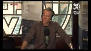 Il cappotto di Epifanio Antonio Albanese ospite a Deeay chiama Italia Radio deejay [upl. by Bevis]