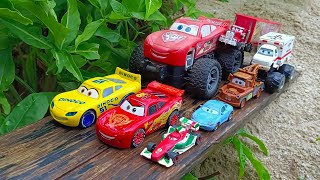 Clean up muddy minicars amp disney car convoys Play in the garden [upl. by Ettenrahc]